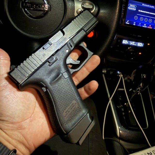 Glock 19 gen 5 solo se disparó una vez. Se compró hace dos meses, nueva. Puedo enviar más fotos al Whats app.