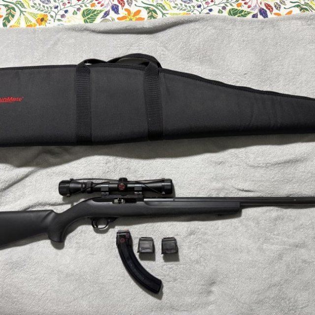 Colt 1911 calibre 22 y rifle Ruger 10/22 modificado como sniper