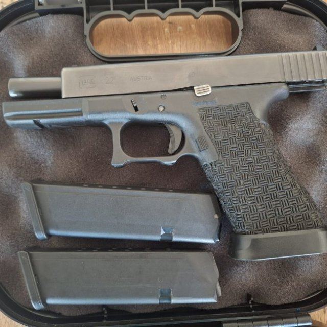 Se cambia glock 22 .40 con dos cargadores