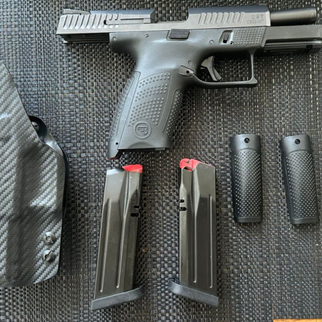 CZ P10C con estuche, holster y cargadores