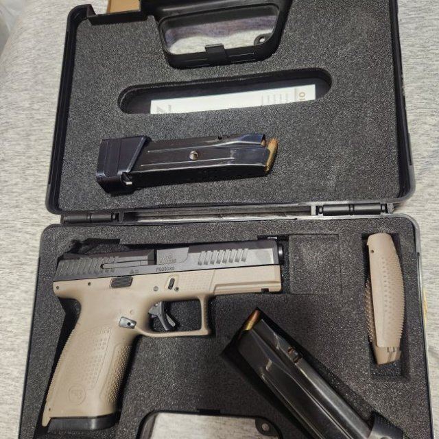 Se vende CZ P10 c
