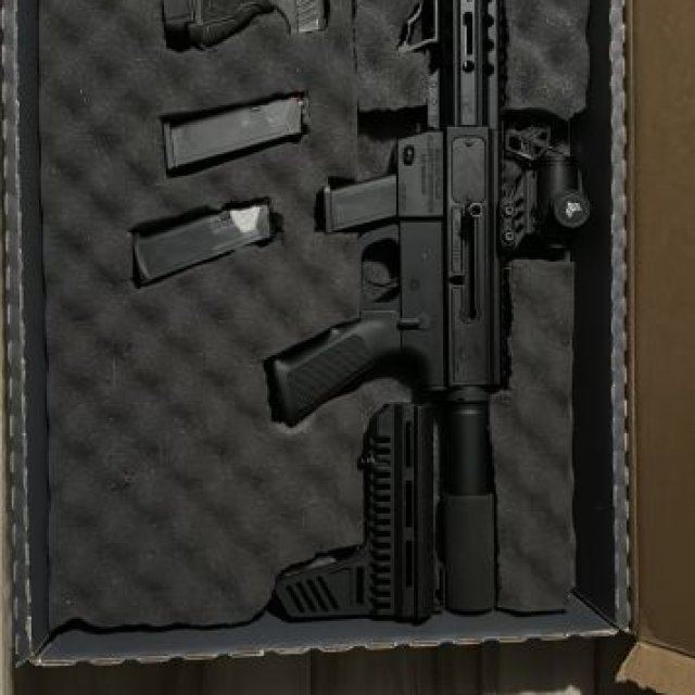 Pistol 9mm con peine de 50 y mira