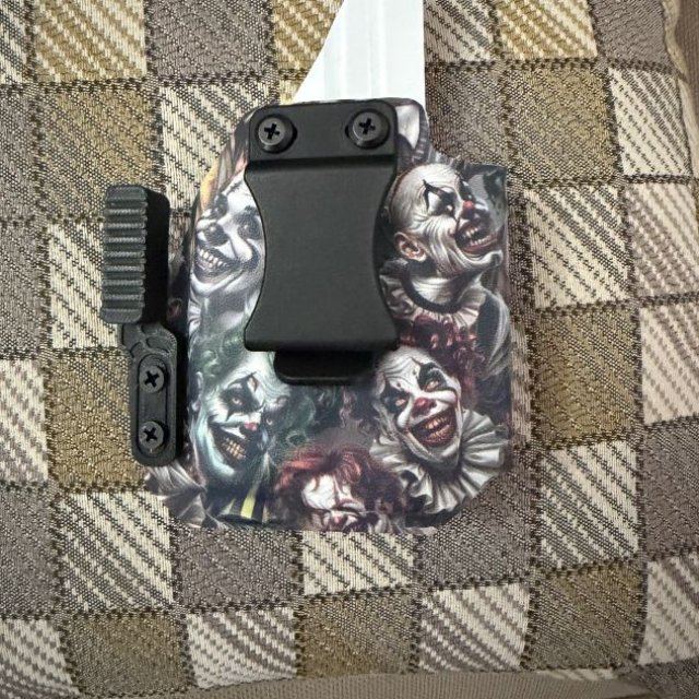 Springfield Hellcat Pro con olight baldr mini holster IWB derecho