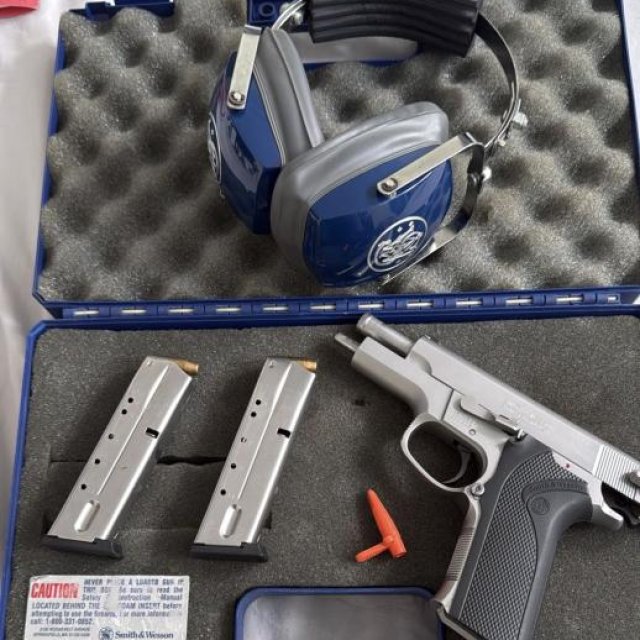 Smith & Wesson 4006 calibre .40 impecable una joya. Incluye audífonos Smith & Wesson originales caja y dos magazine