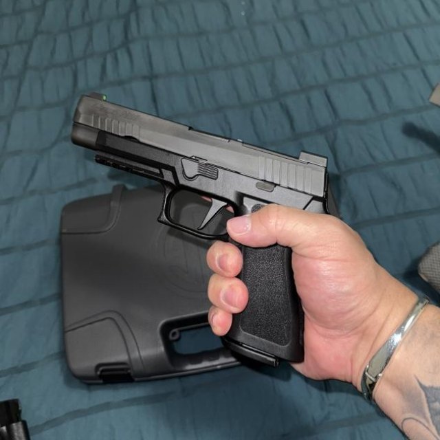 Sig Sauer P 320 X Full 9mm con Cucubanos  maleta peine adicional y baqueta