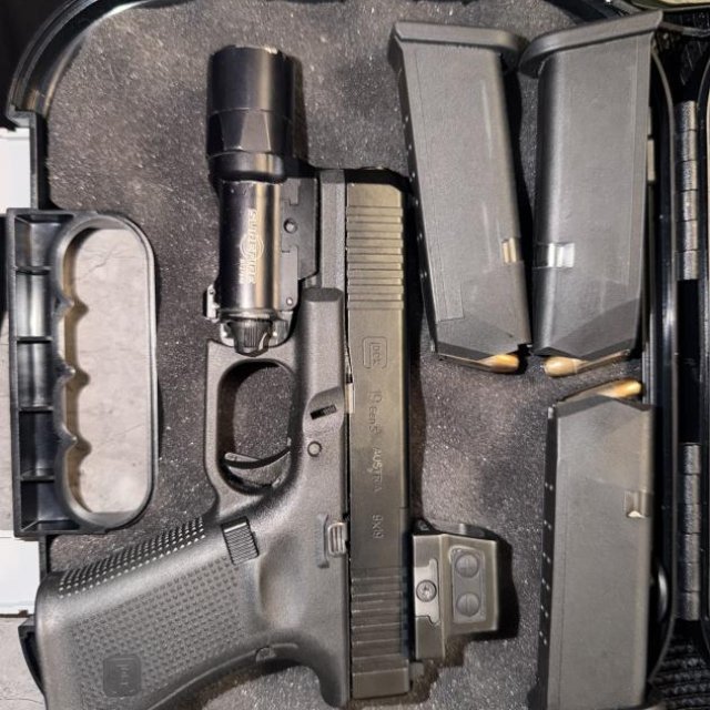Glock gen5 mos con varios accesorios