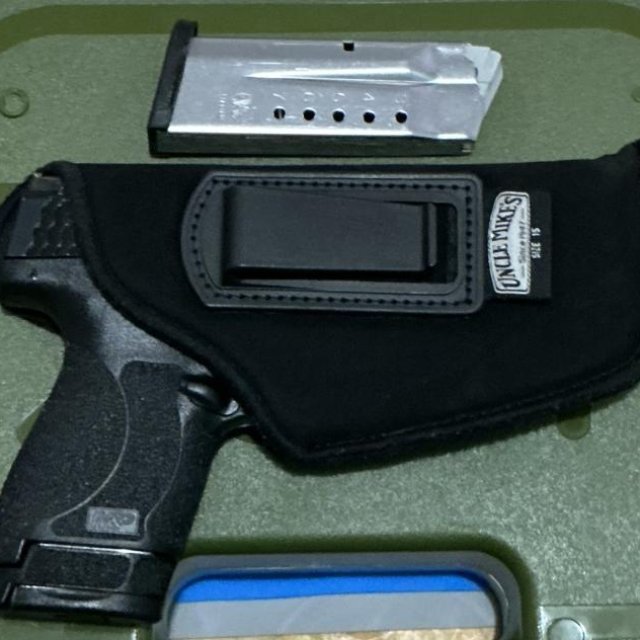 Smith and Wesson Shield 2.0, Holster  (Como Nueva!) (Solo Venta)