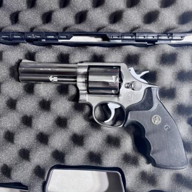 Revólver marca Smith & Wesson modelo 681-2