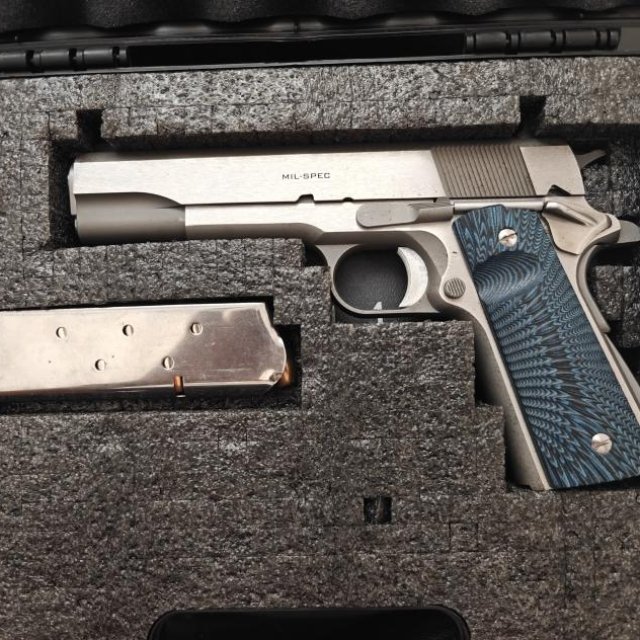 Springfield Armory 1911-A1 Mil-Spec Stainless calibre .45 ACP.