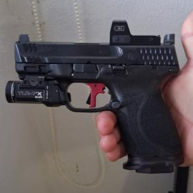 Venta de pistola S&W M&P 2.0 compacta 3.6 está como nueva. Sobre $1,200 entre el costo de la pistola y accesorios sin incluir la linterna( no incluye la linterna)