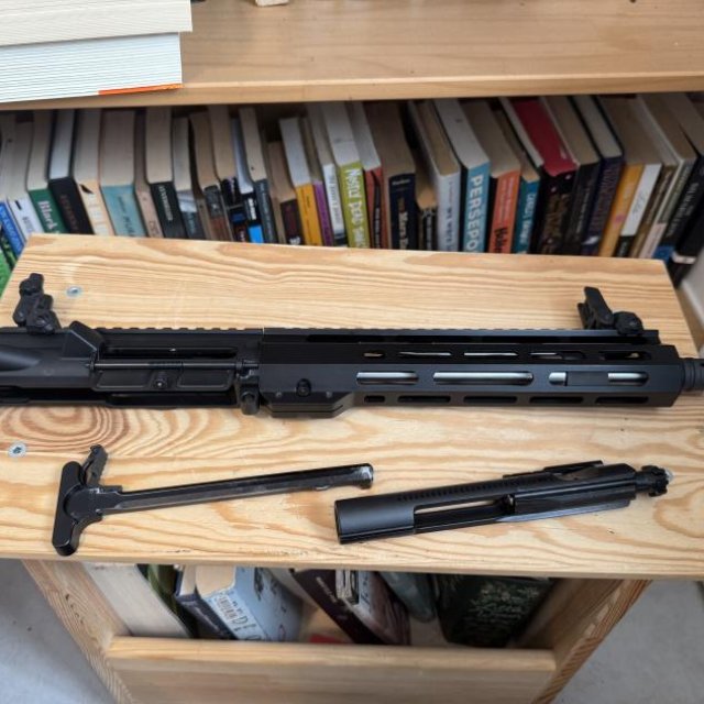 Upper completo AR-15 10.5” ( Bcg y charging handle incluido) sin disparar