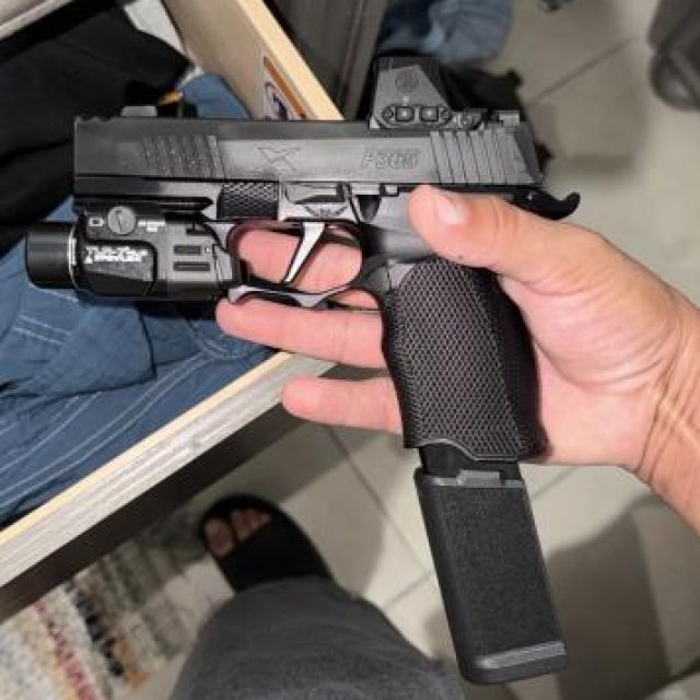 9mm Sig sauer xmacro porteada, icarus precision xl grip de aluminio, open red dot romeo x compact y flashlight de streamlight tlr-7 hlx (1000 lumens)