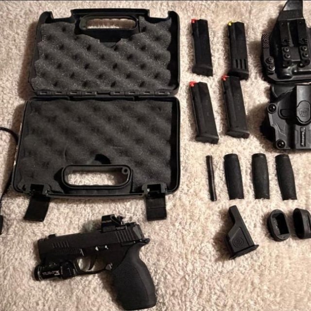 Sig Sauer P365 X Macro Comp. + LinternaTLR-7sub y extras
