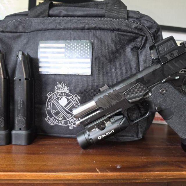 Springfield Armory PRODIGY compensada piezas ADLAS Red dot Hooluson 4 cargadores de 21 su vaqueta y Bulto Linterna. Todo por $2,100.