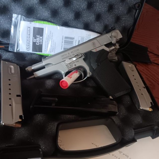 Pistola S&W modelo 5906