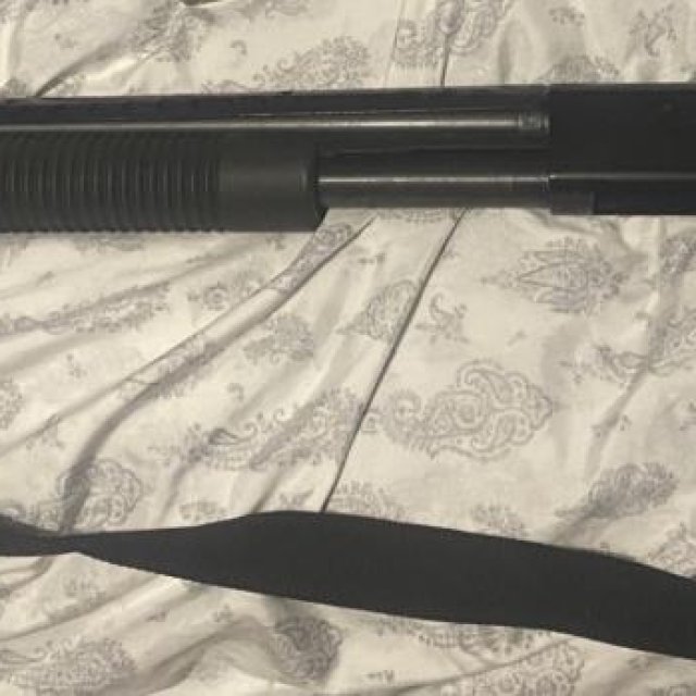 Escopeta Mossbertg 550 Cal. 12 pistol grips