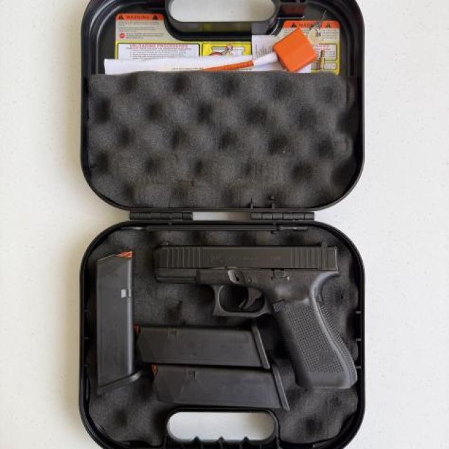 Glock 45 Gen5 9x19 — Como nueva, con estuche y accesorios