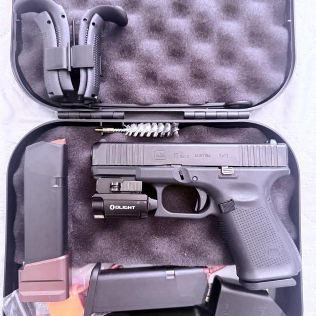 Glock 19 Gen 5+ oligh mini + laser verde, 3 magazine originals + uno con extensión a 21