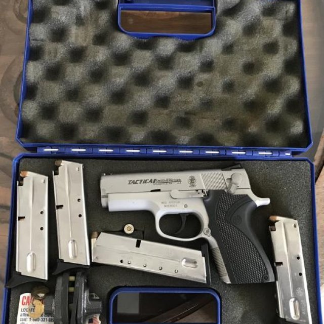 Pistola S & W TACTICAL .40