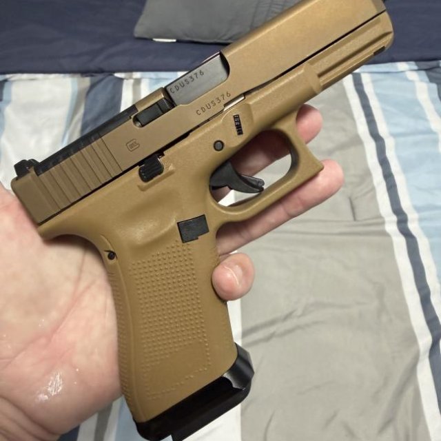 Glock 19X nueva con varios accesorios, nunca disparada