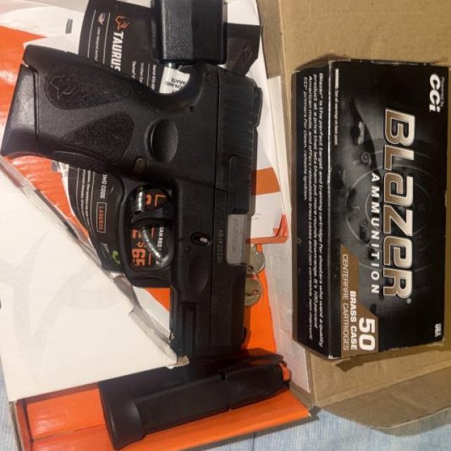 Se vende Taurus .40 con dos magazines y una caja de balas