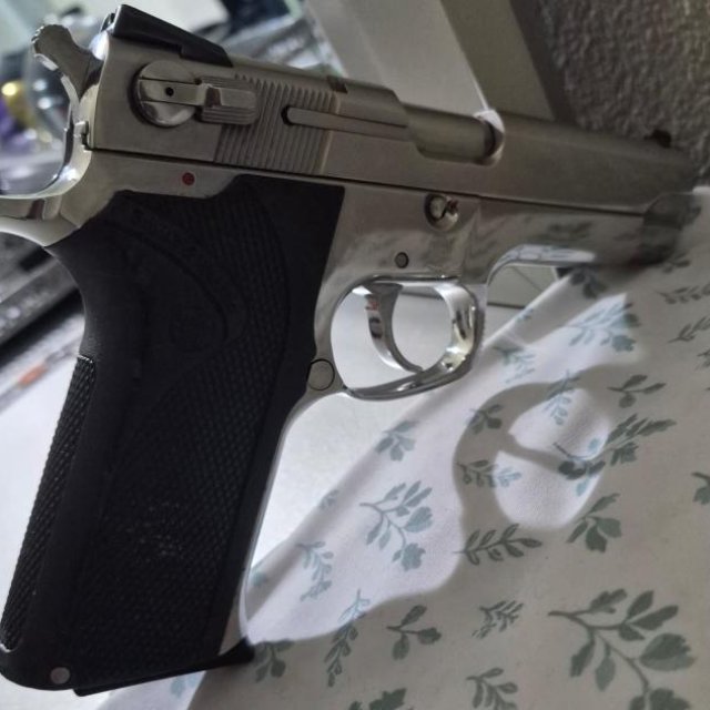 Smith and Wesson 5906 9mm
