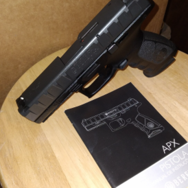 Beretta apx.40 full Brand New 4 magazine 17