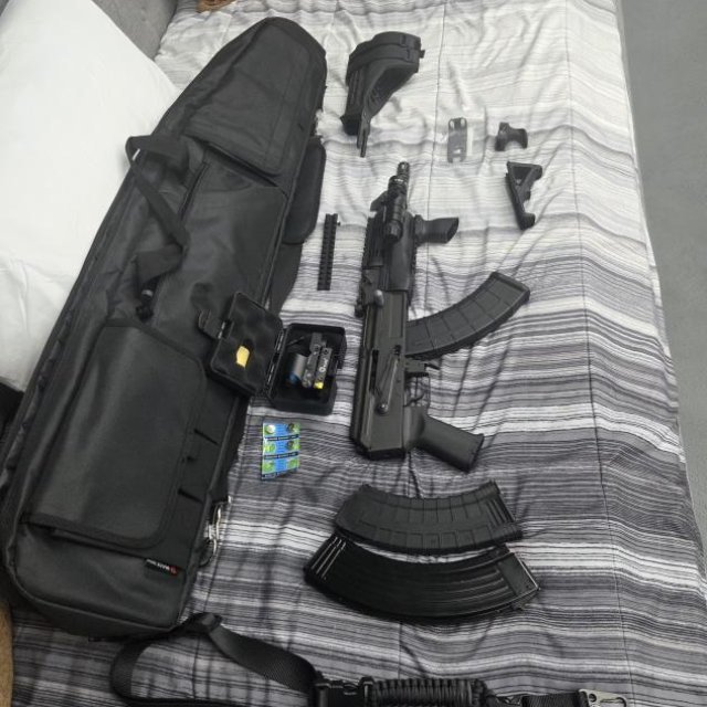 Ak 47 century arms 7.62x39 con bulto, laser, mira, culata, 3 grip, 3 cargadores 2 de 30 ronda y uno de 40 rondas, llave de ajustar y correa