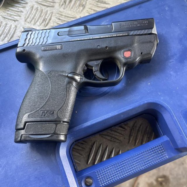 Smith & Wesson M&P9 shield con láser