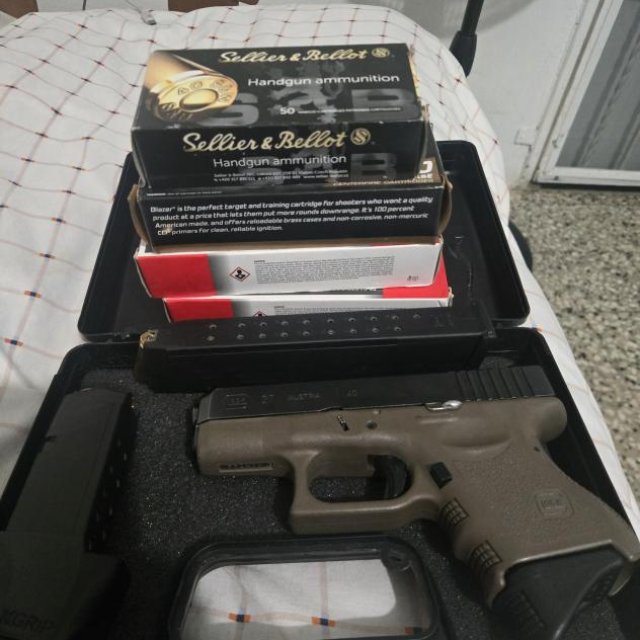 Glock 27 .40 en buenas condiciones viene con 3 magasin una de 9 otra de 15 y otra de 22 municiones y viene con 4 caja de municiones solo a sido disparado 2 veces soy de Isabela.