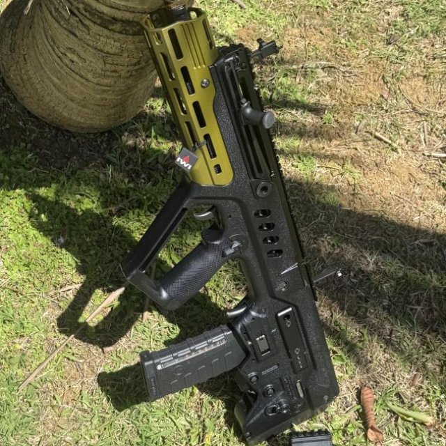 Sv o se cambia por pistola del mismo valor o pistola y vuelta pido. 2k omo es un IWi tavor 223/556 tiene flash hider y hand guard Midwest y el hand guard OD green