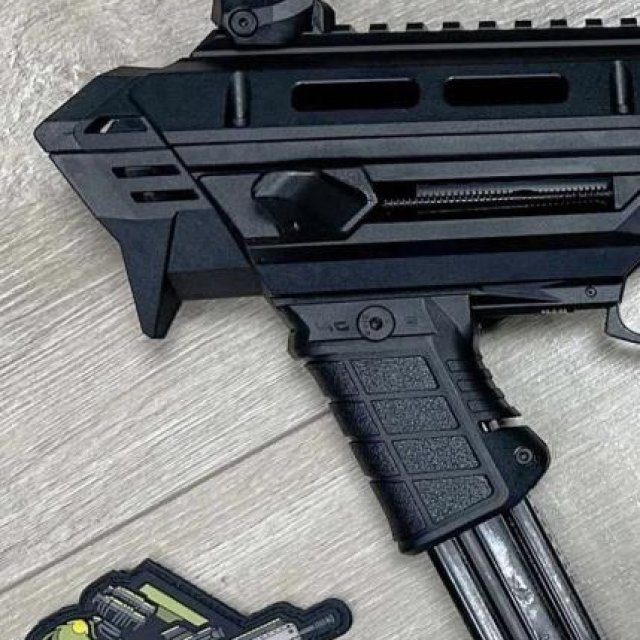 Foregrip magazine storage picatinny rail
