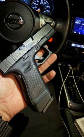 Glock 19 gen 5 solo se disparó una vez. Se compró hace dos meses, nueva. Puedo enviar más fotos al Whats app., Venta de Armas de fuego en PR