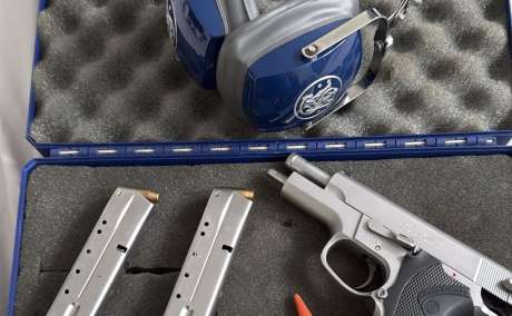 Smith & Wesson 4006 calibre .40 impecable una joya. Incluye audífonos Smith & Wesson originales caja y dos magazine , Venta de Armas de fuego en PR