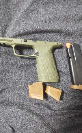 Wilson combat 365x-macro grip y peine$150 , Venta de Armas de fuego en PR