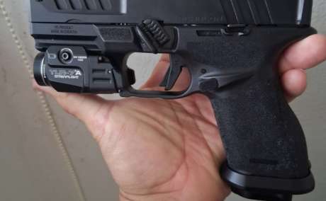 Venta de pistola Springfield Echelon 4.0 compacta compensada practicamente nueva.  No incluye la mira red dot y no incluye la linterna.  Incluye El magwell , los basepads y el gas pedal, Venta de Armas de fuego en PR