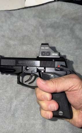 Acepto cambios $ 600.00. FIJO BERETTA CHEETAH 🐆 80X INCLUYE RED DOT HOLOSUN  Y SU HOLSTER, Venta de Armas de fuego en PR