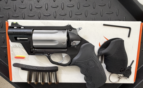 Taurus Judge Public Defender Poly Black/Stainless 45 Long Colt + 410 Shotshell Revolver Black 2.5" Barrel 5 Rounds,, Venta de Armas de fuego en PR