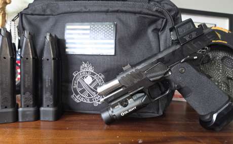 Springfield Armory PRODIGY compensada piezas ADLAS Red dot Hooluson 4 cargadores de 21 su vaqueta y Bulto Linterna. Todo por $2,100., Venta de Armas de fuego en PR