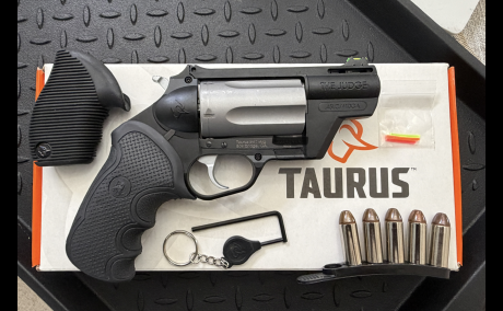 Taurus Judge Public Defender Poly Black/Stainless 45 Long Colt + 410 Shotshell Revolver, Venta de Armas de fuego en PR