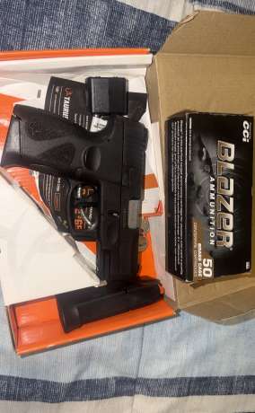 Se vende Taurus .40 con dos magazines y una caja de balas , Venta de Armas de fuego en PR