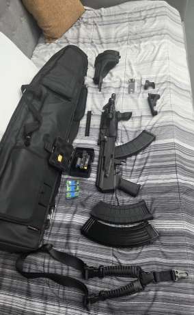 Ak 47 century arms 7.62x39 con bulto, laser, mira, culata, 3 grip, 3 cargadores 2 de 30 ronda y uno de 40 rondas, llave de ajustar y correa, Armas de fuego en PR
