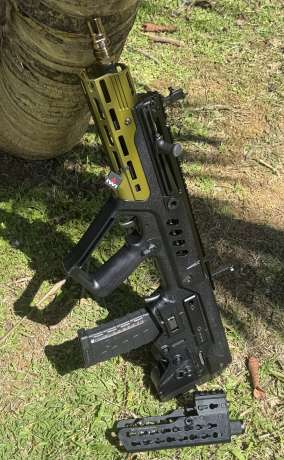 Sv o se cambia por pistola del mismo valor o pistola y vuelta pido. 2k omo es un IWi tavor 223/556 tiene flash hider y hand guard Midwest y el hand guard OD green, Venta de Armas de fuego en PR